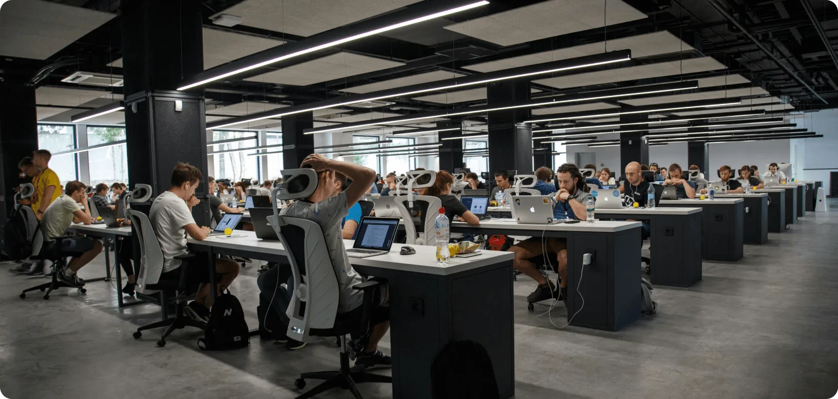 Tim bekerja bersama di ruang kantor terbuka